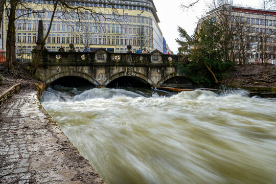 The famous Eisbach wave in Munich's English Garden. It is a world-renowned hotspot for river surfers, located directly on Prinzregentenstra&szlig;e.