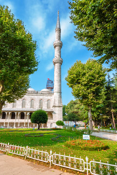 istanbul, turkey - 18 aug 2015: blue mosque park in istanbul. one of the most popular travel landmark in turkey. architecture and nature landscape in summer. unesco world heritage site photography