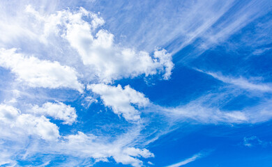 c&eacute;u azul com nuvens brancas