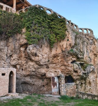Antiguas viviendas talladas en una ladera de roca en C&iacute;vica, Guadalajara, Espa&ntilde;a 