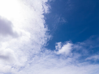 Obraz premium Blue sky showing an array of white cumulus and cirrus clouds, creating a natural background with varying textures and light conditions in georgina, ontario, canada