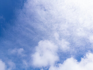 Obraz premium Bright blue sky filled with fluffy cumulus and delicate wispy cirrus clouds, creating a serene, open daytime scene ideal for backgrounds, copy space, and nature themes