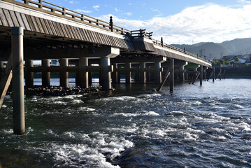 宇治橋と宇治川(京都府宇治市)