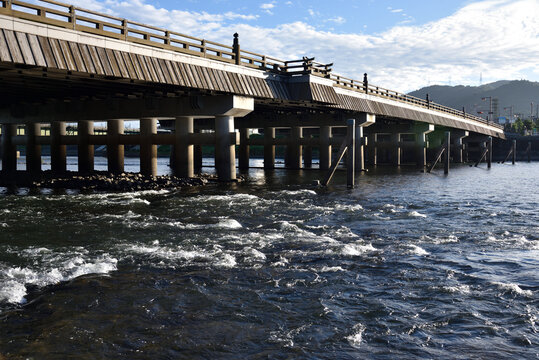 宇治橋と宇治川(京都府宇治市)