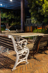 夜の街角にある無人のベンチとテーブル、静かな休憩スペース