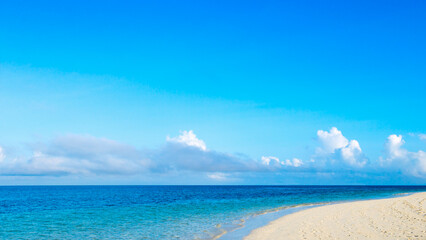 Obraz premium Beautiful sky and blue sea