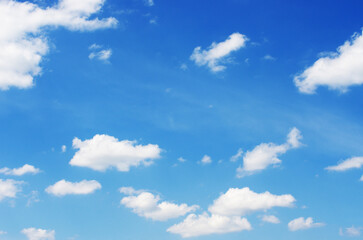 Obraz premium White clouds in blue sky