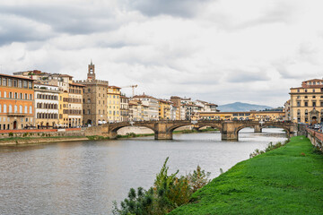 Obraz premium Famous historic Ponte Vecchio bridge and old buildings along the Arno river in Florence Italy
