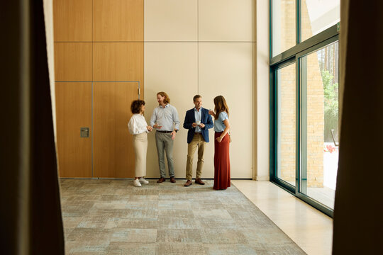 Businesspeople are chatting in the hotel lobby
