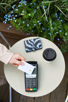 Person pays with credit card