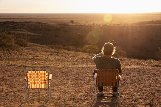 Man watching the sunset at Mundi Mundi Lookout