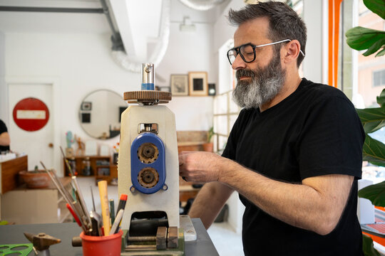 craftsman using the press