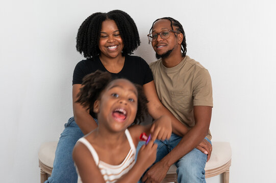 Little girl photobombs her parent's portrait