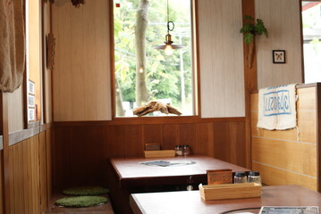 温もりある木製インテリアの喫茶店