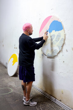 Artist Prepare and paint Circular Canva  artwork on wall
