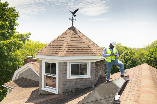 House Solar Panel technician roof 