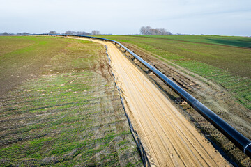 Neubau einer Methangas-Pipeline;  die Trasse schl&auml;ngelt sich durch die Felder, Luftaufnahme.