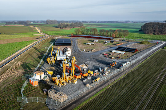 Neubau einer Methangas-Pipeline, Lager - und Verteiplatz f&uuml;r die Stahlrohre und die erforderlichen Baumaschinen - Luftbild.