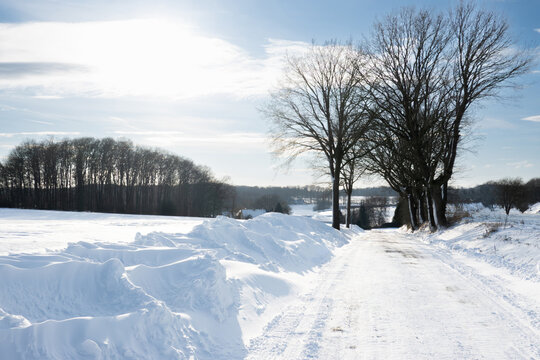 Winter - Schneeverwehungen an der Seite einer Landstrasse, Symbolfoto.