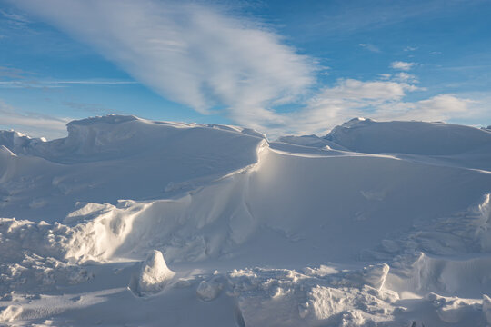 Winter - Schneeverwehungen an der Seite einer Landstrasse, Symbolfoto.