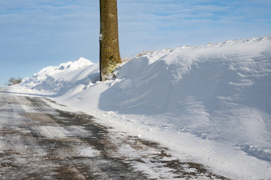 Winter - Schneeverwehungen an der Seite einer Landstrasse, Symbolfoto.