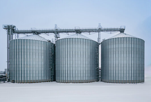 Landwirtschaft im Winter, tiefverschneite, hohe Getreidesilos einer landwirtschaftlichen Genossenschaft.
