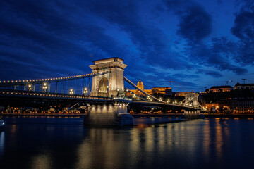 Naklejka premium Kettenbrücke (Széchenyi Lánchíd) in Budapest bei Abenddämmerung, Blick über die Donau in der blauen Stunde.