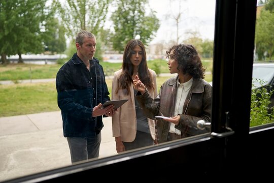 Meeting Outdoors With Digital Devices in Urban Setting