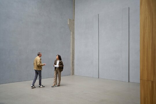Discussion between two people in a modern minimalist space