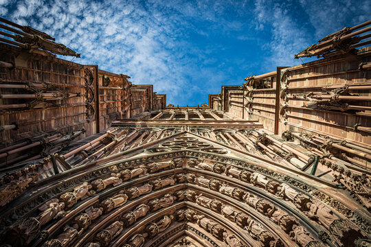 Stra&szlig;burger M&uuml;nster (Cath&eacute;drale Notre-Dame de Strasbourg) bei Tag, beeindruckende gotische Architektur