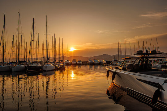 Sonnenuntergang am Hafen von Saint-Tropez, warmes Abendlicht an der C&ocirc;te d&rsquo;Azur