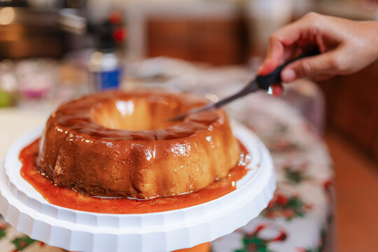 Slicing homemade flan