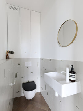 Modern Minimalist Bathroom Design With Sleek Fixtures