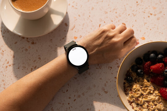 Blank, empty mock-up screen smartwatch and breakfast
