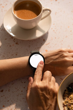 Blank, empty mock-up screen smartwatch and breakfast