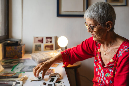 Organizing analog memories