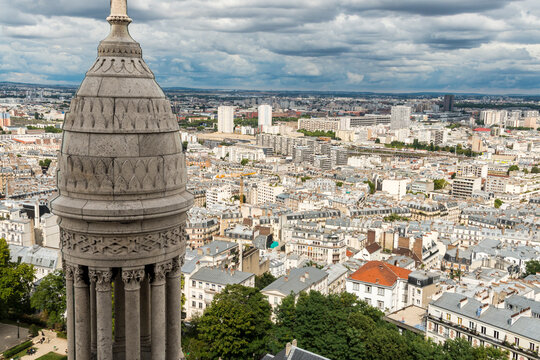 France, Paris, Montmartre. Overhead view of the 18th arrondissement district from atop the Sacr&eacute;-C&oelig;ur Basilica.