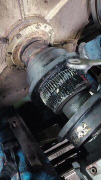 This video shows the process of decoupling an industrial gear system by sliding the outer flange, showing the lubricated internal gears. High-quality footage for technical and industrial training.