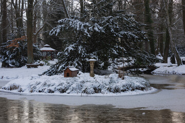 Pałac dworski w mieście Iłowa w zimowy dzień. Część japońska parku z elementami architektury parkowej w postaci lampionów, kładek, schodów, altanek, stawu parkowego i strumyka. © boguslavus