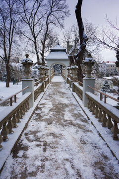 Park w miejscowości Iłowa w Polsce. Krużganek stanowiący element architektoniczny w ogrodzie japońskim.