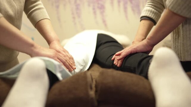Massage Therapist Training Session: Practical Instruction for Calf Kneading and Shaking Techniques
