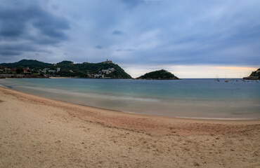 Obraz premium Panorama of La Concha bay, beach and waterfront hotels in San Sebastian, Spain
