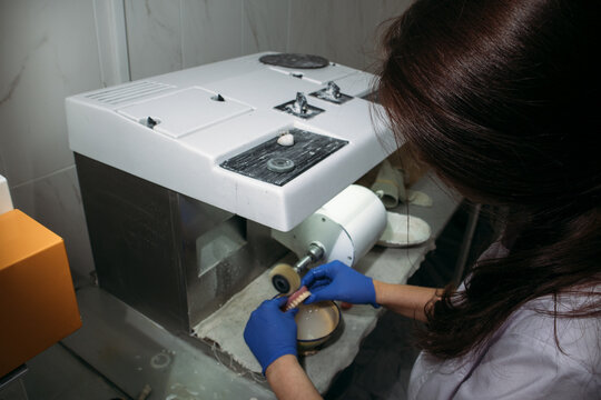 Polishing dental prosthesis with rotary tool