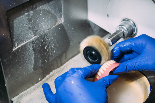 Polishing dental prosthesis with rotary tool