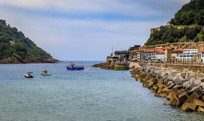Fototapeta premium Boats on La Concha bay, beach and waterfront hotels in San Sebastian, Spain