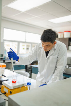 Pipetting in chemical experiment