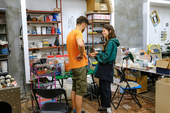 the customer speaks with the contractor at the production site