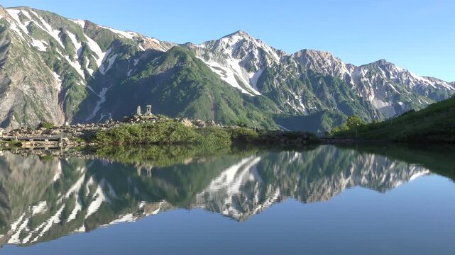 朝日を浴びた新緑の八方池
