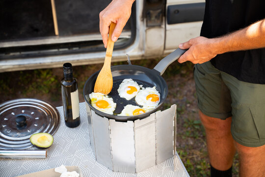 Outdoor cooking eggs
