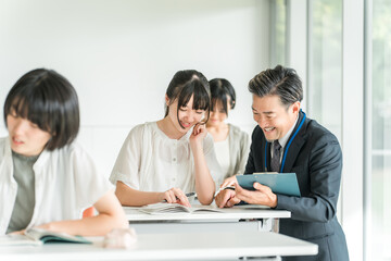 Fototapeta premium Elementary school children studying at cram schools, after-school programs, classes at school, and summer classes (education)